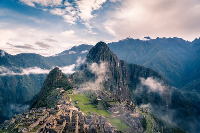 Na foto Machu Picchu uma cidade pré-colombiana, no topo de uma montanha, a 2 400 metros de altitude