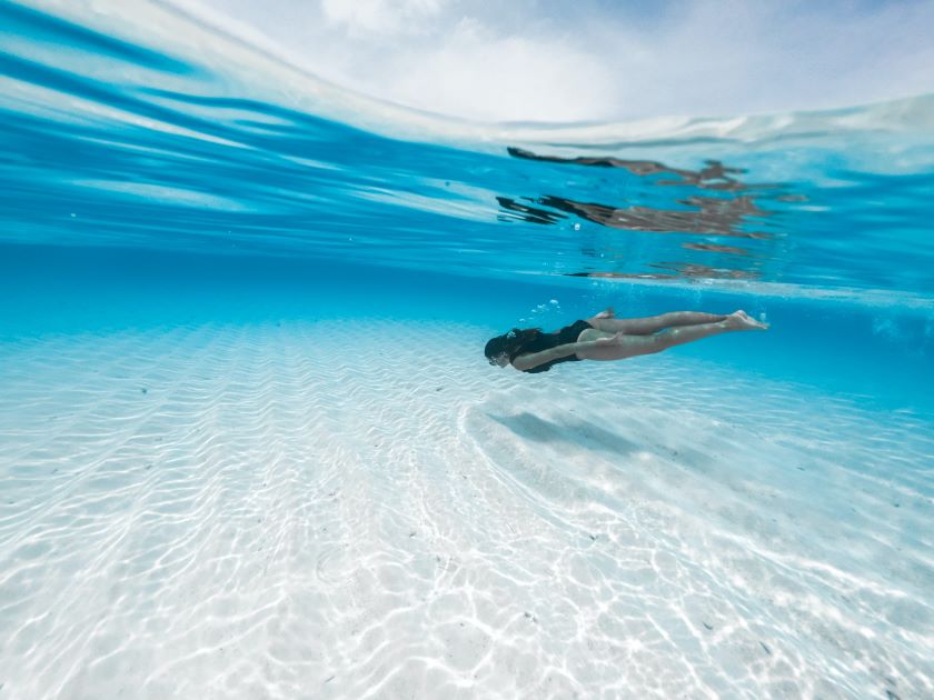 Mergulho em praia com água cristalina 