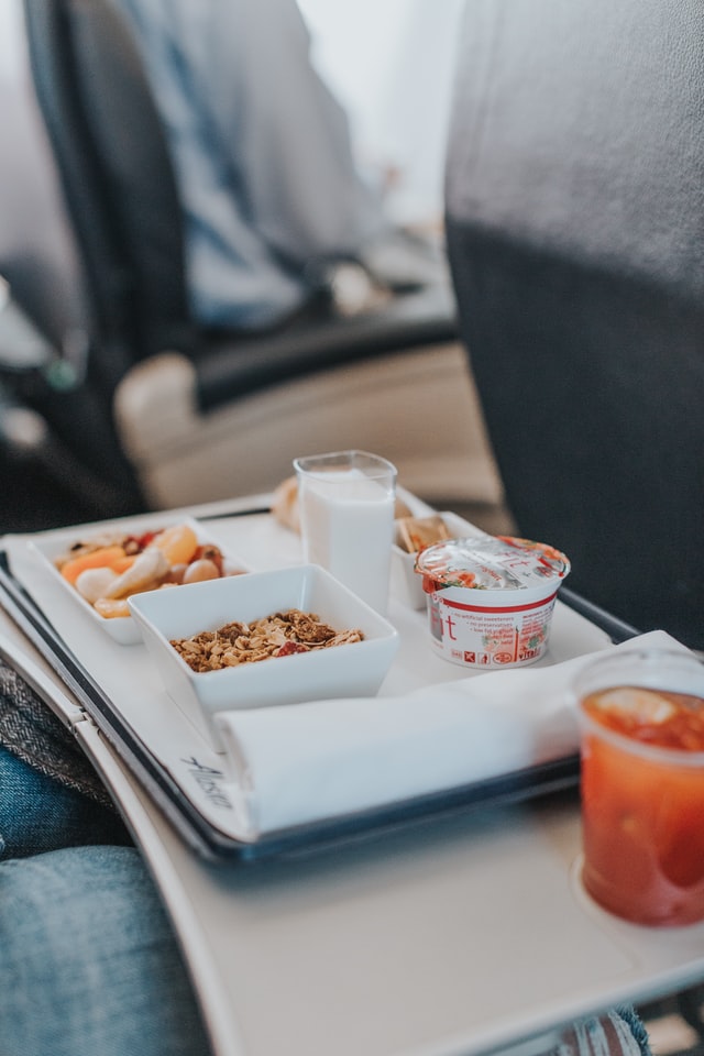 refeições devem ser servidas com prioridade para crianças atípicas nos voos