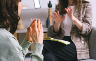 Diagnóstico do Autismo em Adultos. Na foto, terapeuta aparece conversando com sua paciente que está em sua frente. Foto/Reprodução: SHVETS production